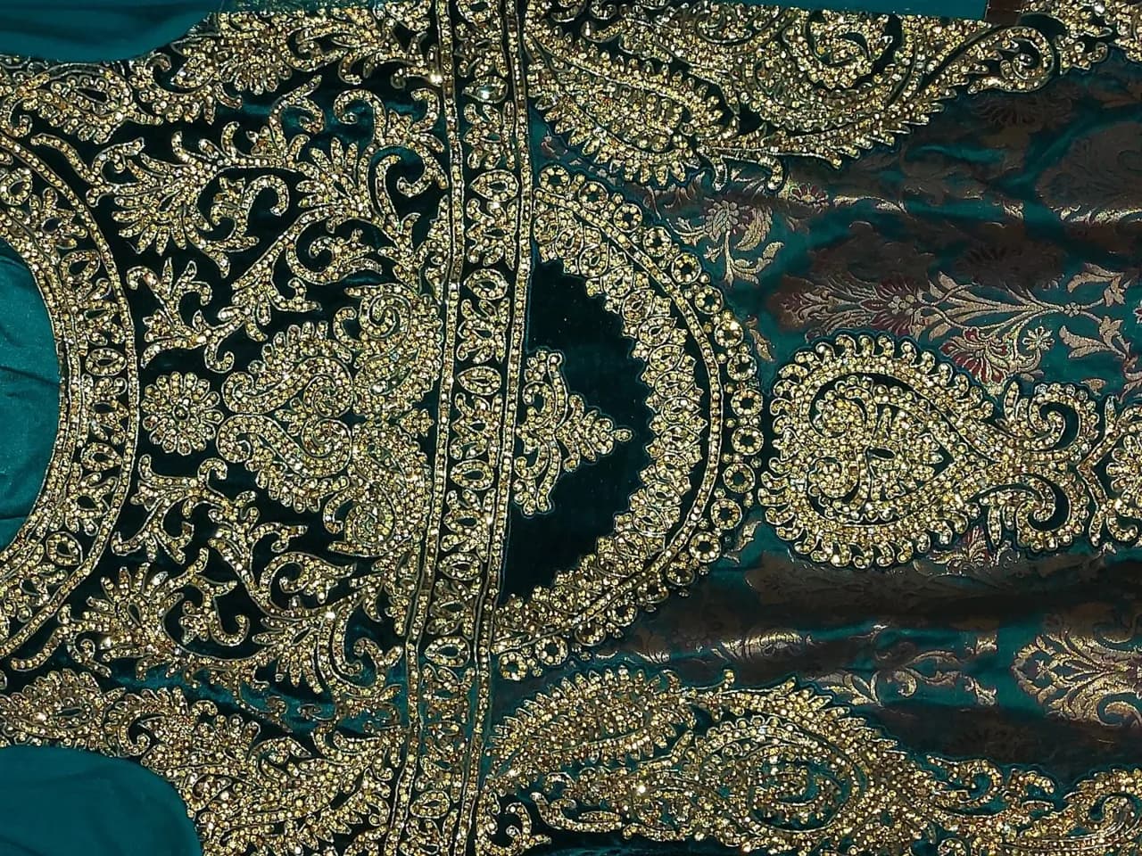 Green suit — image 1